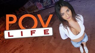 Ike trouve l'ado sexy Reyna Belle sur sa propre propriété et l'interroge