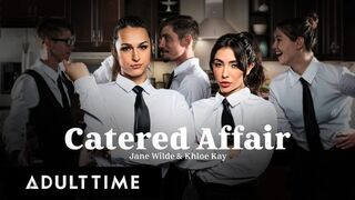 Jane Wilde et Khloe Kay serveuses chaudes baisées au travail