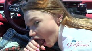 Amateur école fille jouant Mazy Myers' chatte dans la voiture tout en sucant le pot en gfe pov
