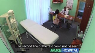 Faux hôpital - le médecin aide un patient de tromper sexy à concevoir l'enfant