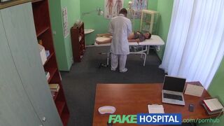 L'étudiante obtient un examen complet à la clinique avant de travailler