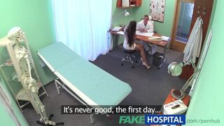 Jeune docteur putain sexy nouvelle infirmière à l'hôpital