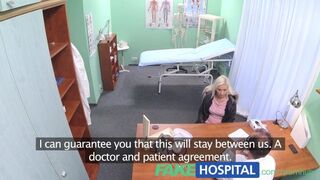 Patient blond avec une maladie virale séduit un médecin à la clinique