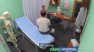 Une femme de ménage aux cheveux noirs ne peut pas résister à un médecin en uniforme