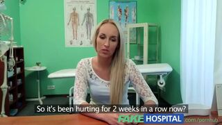 La douleur blonde de Jenny Simons est finie en baignant une baise dure et en poussant des plaisirs