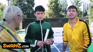 Match de tennis mène à une orgie à quatre balles - Kenzie Taylor et Mona Azar