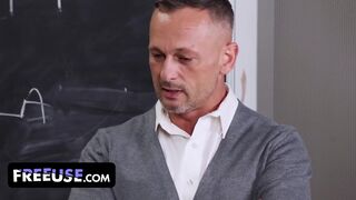 L'attention de la classe disparaît si le professeur ne suce pas la grosse bite
