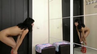 Adolescent fille se masturber avec chatte poilue devant un miroir