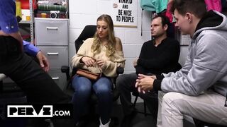 Kenzie Love obtient ses gros seins couverts dans le cul devant Hubby et Stepson - Pervz
