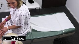 Mimi Monet est une grande séduisante au bureau du docteur