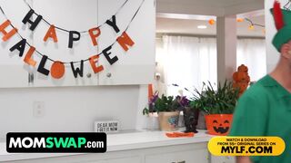 Sydney Paige et Mandy Rhea, deux belles-mères chaudes, Halloween, choisissez une tenue fantaisie pour conduire Berry Mckeciner fou