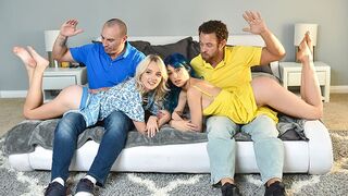 Kate Bloom et Jewelz Blu se faire gifler le cul pendant que les beaux-pères baisent leur chatte sur un échange de filles
