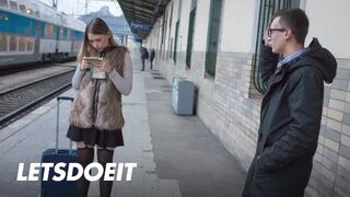 Une adolescente de Selvaggia a eu la grosse bite de Charlie Dean pour une baise rapide