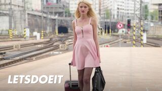 Blond Bree Baiser à l'étranger avec l'arbre géant de Neeo