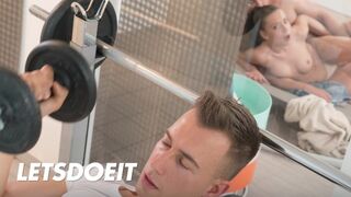 Therese bizarre ado chatte est profondément baisée dans le sauna
