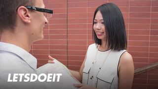 Jureka Del Mar Asiatique fille suce le gros arbre extraterrestre et chevauche bien