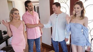 Adolescent filles échange force: mature hommes profiter chaud groupe baise