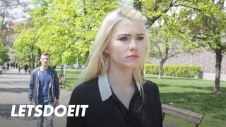 Sexy blonde polonaise Misha Cross suce l'arbre épais étranger à l'étranger et roule bien