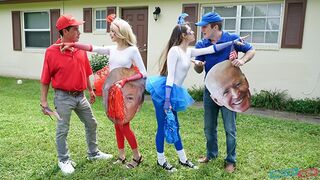 Les adolescentes échangent et baisent la bite de papa pour des votes rouges-bleu