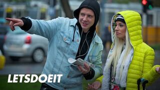 Française salope Jessie a été baisée par alien grosse bite