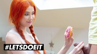 Gisha Forza dans une bombe rouge à gros seins pour baiser dur un donut
