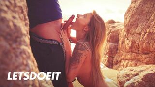 La masturbation perverse d'Angel Piaff et le succion chaud sur la plage