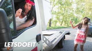 Ado ukrainienne Shrima Malati est dehors baise la bite géante d'un mécanicien