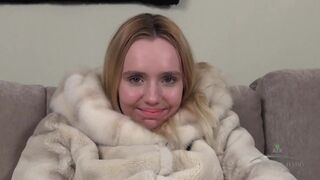 Stupéfiant daniella stripping autour avec fausse bite dans sa chatte poilue