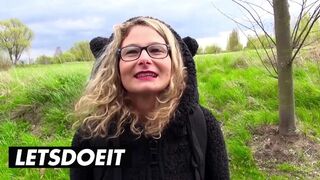 Blonde Izzy Mendosa chevauche sauvagement la bite géante sur le dos de la voiture