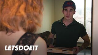 Chatte à chier Arian Joy baise son petit ami d'abord, puis le livreur la baise bien