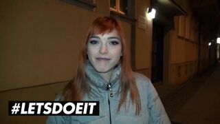 Lulu Gun et Anny Aurora partagent un énorme arbre noir dans la nature
