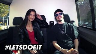 Coco brun fin Kiss suce le grand arbre noir dans la voiture pour de l'argent
