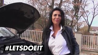 Les seins ronds de Lady Paris tremblent avec l'excitation de la cuisson de loup en plein air