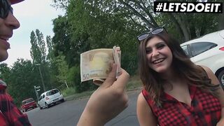 Busty Allemand adolescent fille paie pour sauvage interracial voiture baise