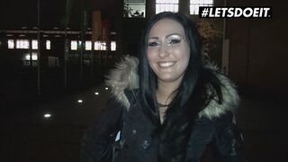 Mira gris allemand pute brune baise un étranger pour de l'argent dans un bus