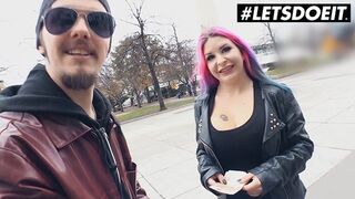 Aviva Rocks est une fille suisse aux gros seins qui baise un étranger pour de l'argent dans un bus