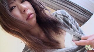 La chérie asiatique qui y est entrée suce et se baise sous la douche