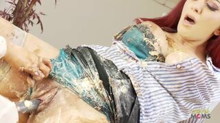 La rage lesbienne d'anniversaire de petite amie aux cheveux rouges avec les mamans aux cheveux noirs gros seins