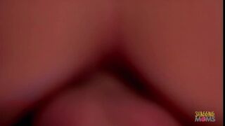 Une fille de l'aile de l'ange se donne un coup de pied avec une fausse bite, et ensuite ils baisent son cul serré