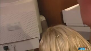 Blé plein de sperme - sexe sauvage avec une adolescente blonde