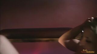 Blonde salope suce la grosse bite noire tout en baise anal
