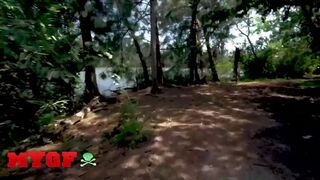 Ma petite amie Jessie Saint est dans les bois en train de avaler la queue de Sean Lawless