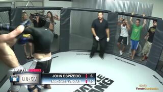 Le gagnant du combat est le cul de Kelly Divine