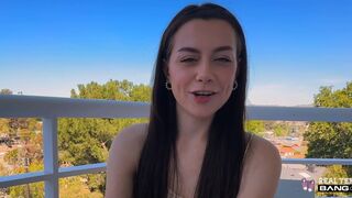 Mince Selena L'amour saute sur une bite épaisse