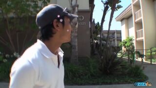 Blonde miel rencontre le vibromasseur devant deux gars asiatiques