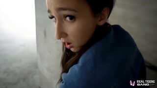 La petite chatte de Carmen Rae est en train de culbuter sur le casting