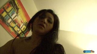 Avant de la baiser, elle a une grosse nana brune au visage qui va se faire couper la chatte
