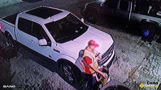 La blonde adolescente sur le côté de la route brutalement baisée par le gars ambulance