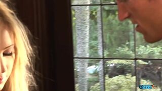 Une blonde maigre avec de faux seins baise comme ça