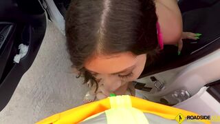 Natalie Brooks se fait baiser sur une route publique